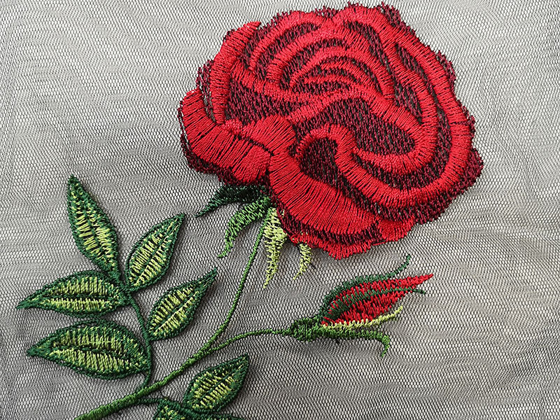 Вышивка розы на сетке